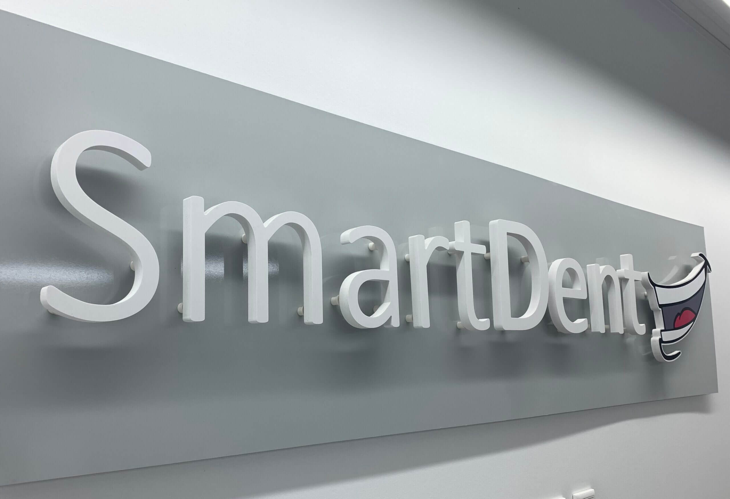 Logo als Wandbild in der Zahnarztpraxis von SmartDent Duisburg