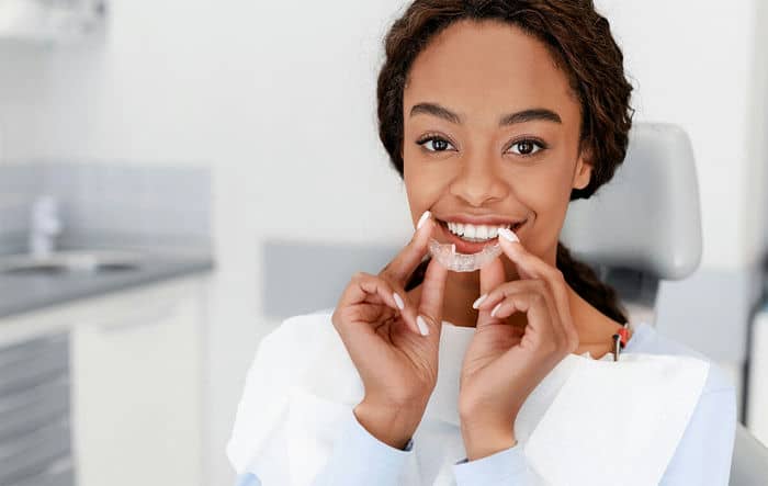 Junge Frau mit transparenter Zahnklammer