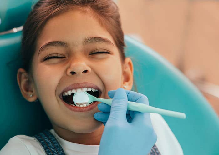 Untersuchung Kind beim Zahnarzt
